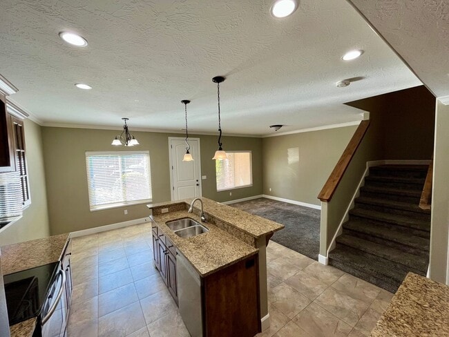 Building Photo - Lovely townhome for rent in Orem