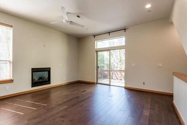Building Photo - Luxury Three Bedroom Townhome in Johns Lan...