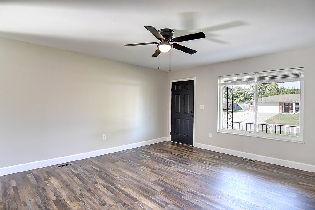 Building Photo - 2306 Southlea Dr