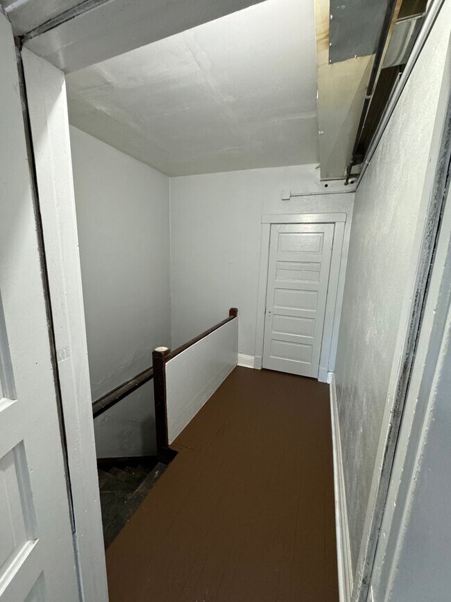 Building Photo - Spacious 2-Bedroom Apartment in Davenport’s Hilltop District – Walk to St. Ambrose & Palmer!