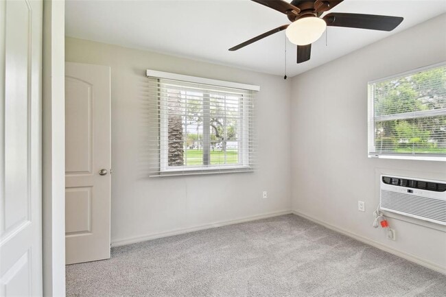 Building Photo - 206 N Montclair Ave