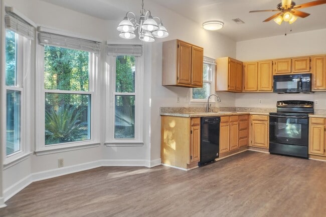 Building Photo - 207 Essex Dr