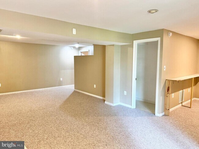 Building Photo - 15407 Skyline Dr