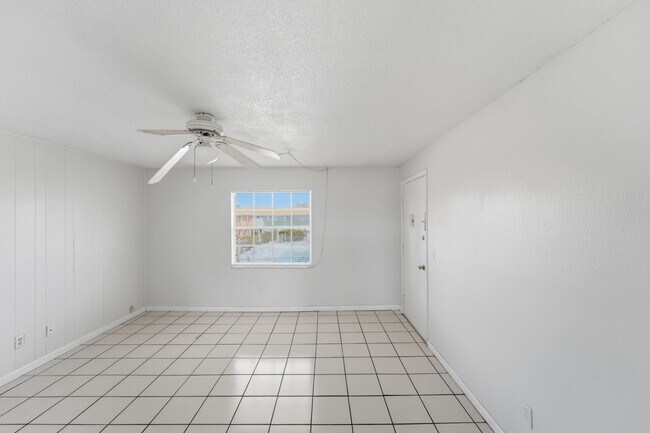 Building Photo - Modern & Spacious 2-Bedroom Apartment in Serene Oakridge Orlando