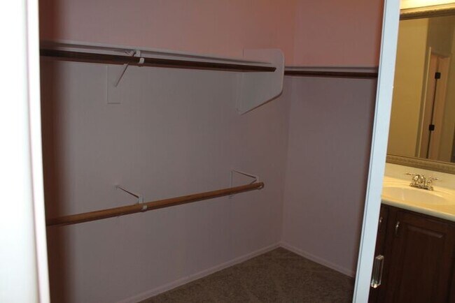 Building Photo - 3 Bedroom in Lyons Gate!