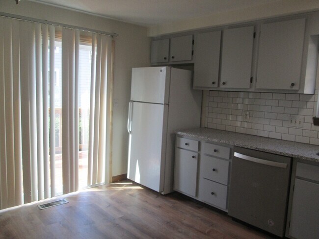 Building Photo - 114 Clark St