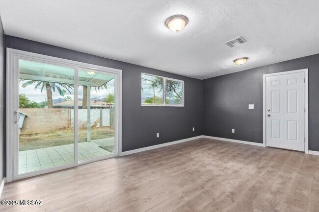 Building Photo - 843 E Alturas St