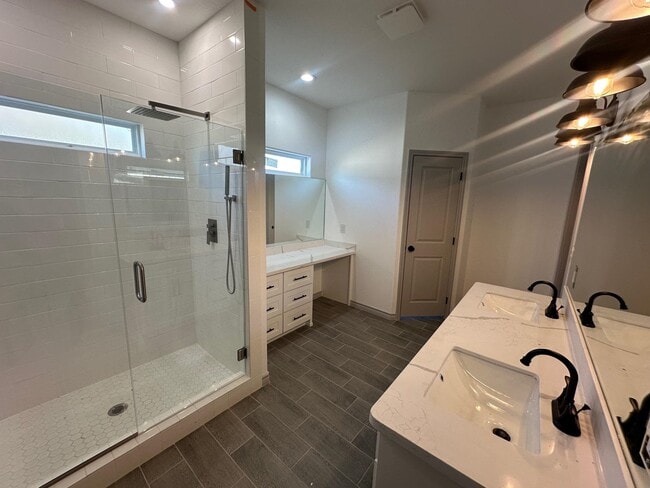 Building Photo - 609 Enchanted Way