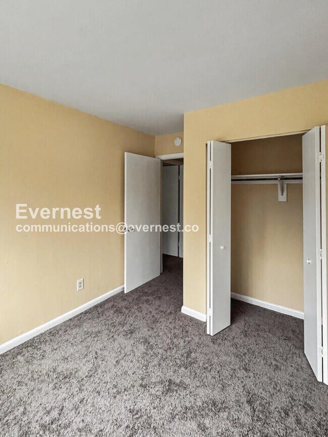 Building Photo - 3 Bed, 1.5 Bath Townhome with Off-Street Parking / Pet-Friendly / Available Now!