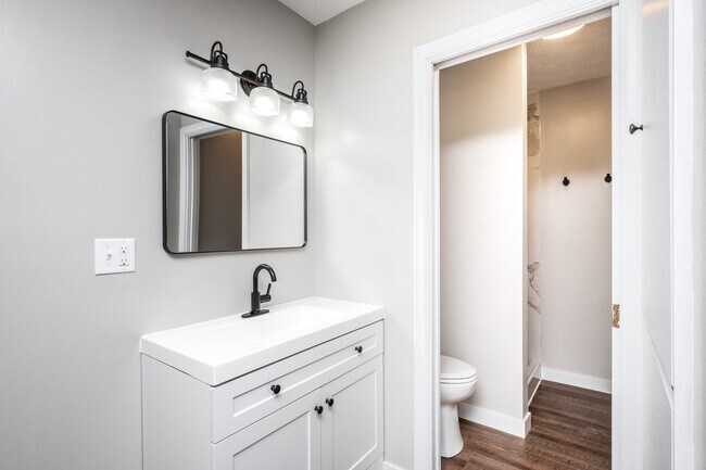 Building Photo - 886 Linworth Road East