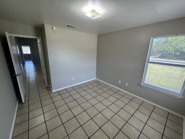 Building Photo - 2-Bed 2-Bath 1-Car Garage easy access to W...