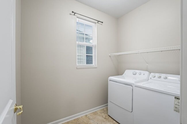 Building Photo - Beautiful 3 Bedroom Condo Available Now!