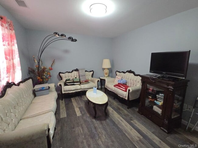 Building Photo - 60 Oak St