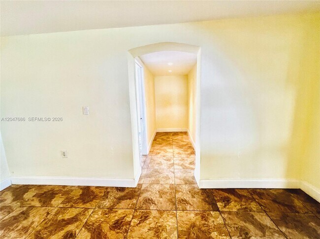 Building Photo - 410 Pinecrest Dr