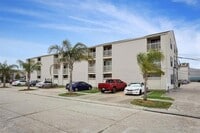 Building Photo - 2330 Edenborn Ave