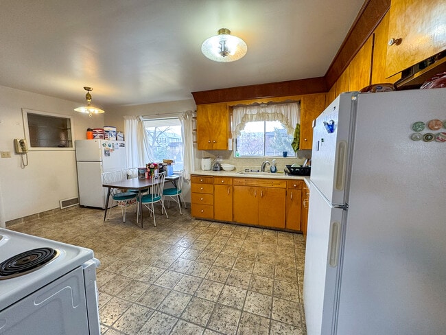 Building Photo - 845 E 820 N