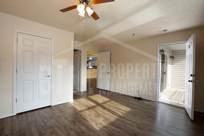 Building Photo - Great Condo near the Lake!