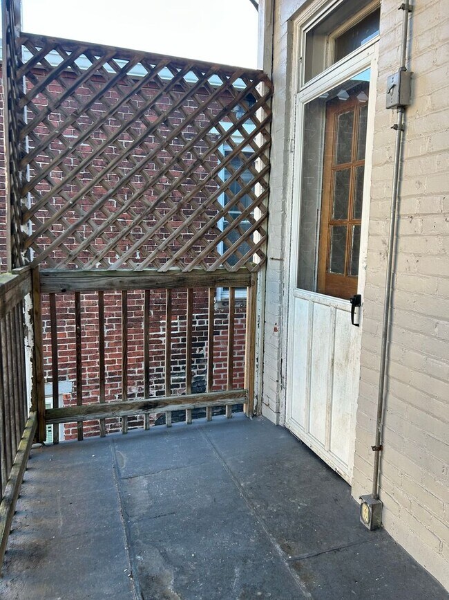 Building Photo - 222 Harris St