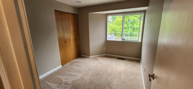 Building Photo - 3 bedroom in Kirkland WA 98033