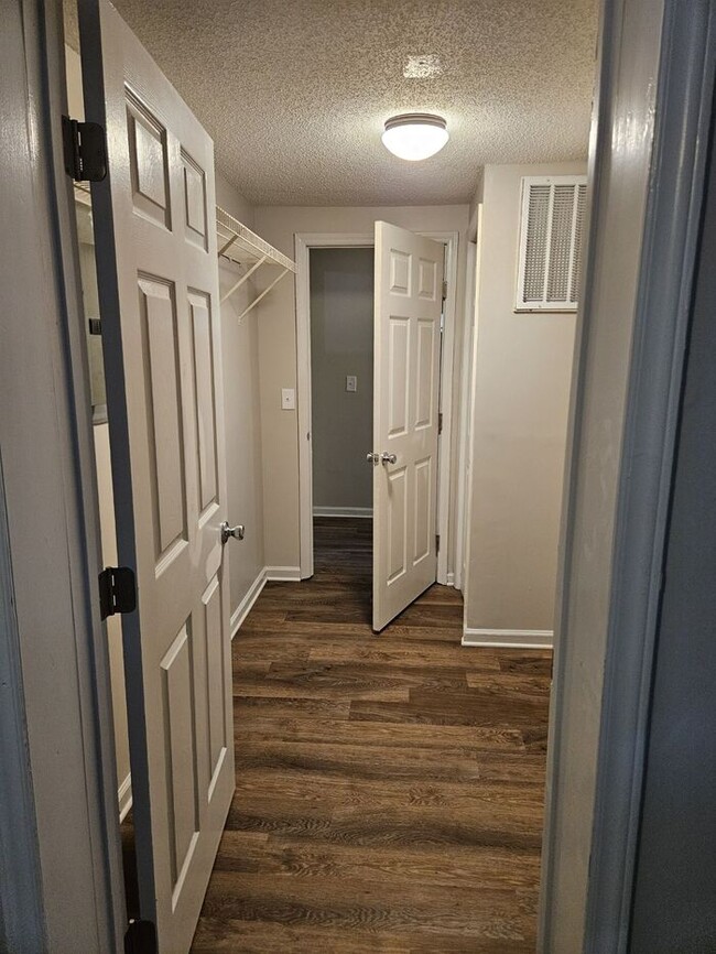 Building Photo - Charming 3 bedroom