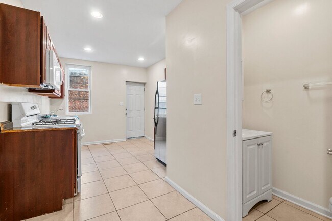 Building Photo - 428 E Lorraine Ave