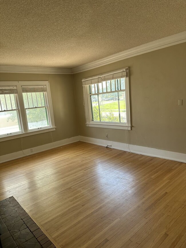 Building Photo - Large Craftsman Style Home