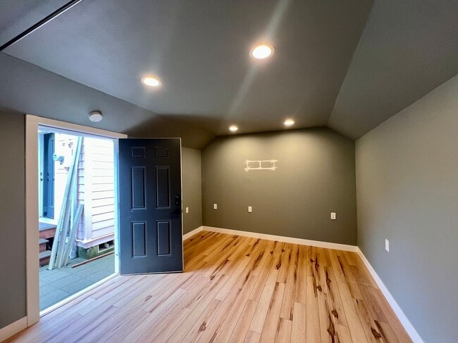 Building Photo - Charming 2 BD + Studio (Water Included)