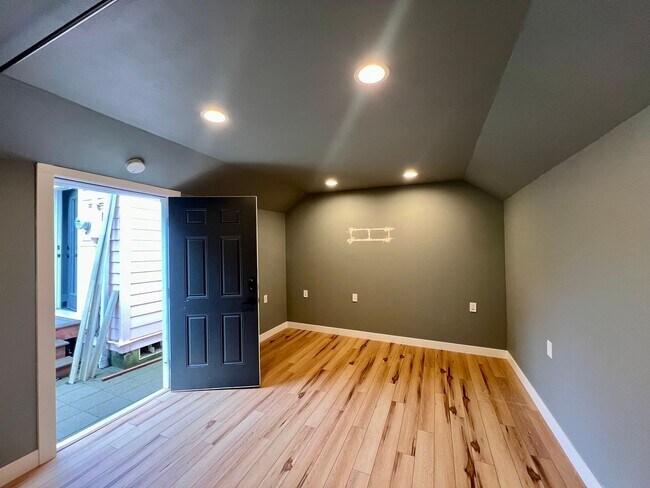 Building Photo - PENDING APPLICATION; Charming 2 BD + Studio (Water Included)