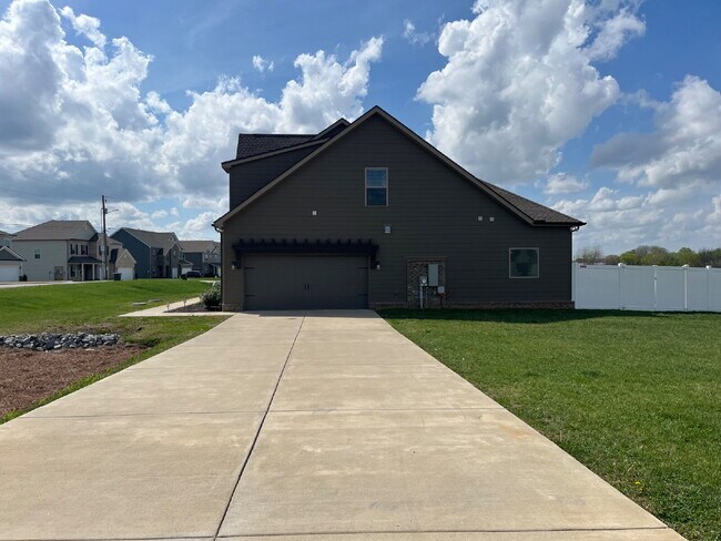 Building Photo - "Spacious 4-Bedroom Retreat with 3.5 Baths in Charming Mt. Juliet!"