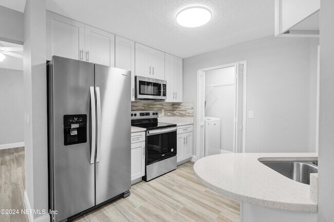 Building Photo - 3912 English Colony Dr S