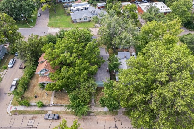 Building Photo - 631 SW Lindenwood Ave