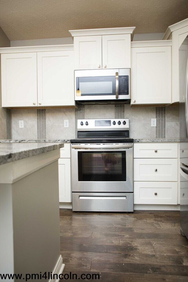Building Photo - 9800 S 72 St – 5 beds/3 baths/ 3-stall