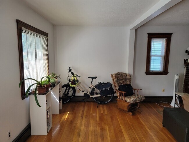 Building Photo - 49 Leslie Rd