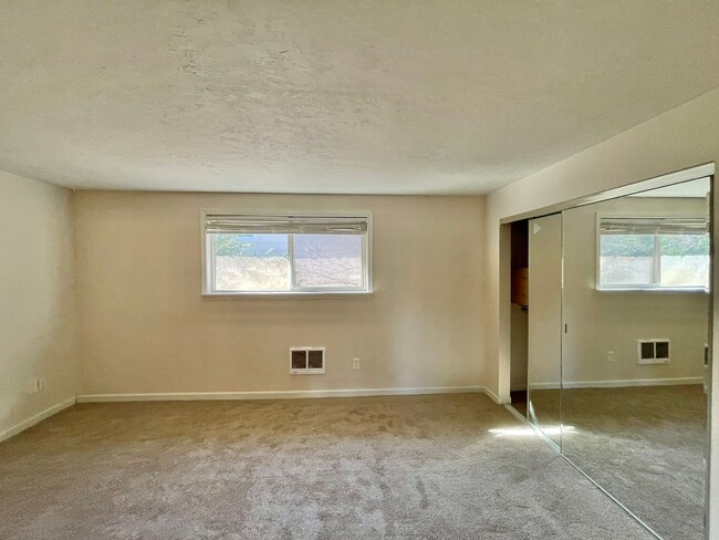 Building Photo - Beautifully remodeled south-facing unit, a...