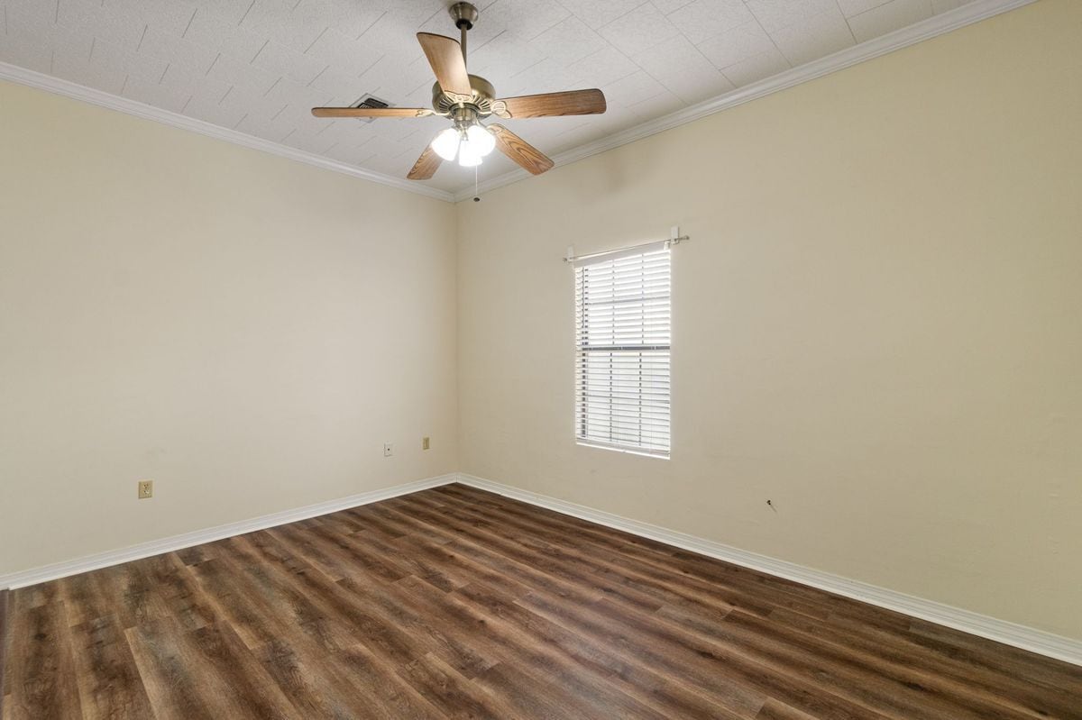 Building Photo - 2 W Lakeview Dr