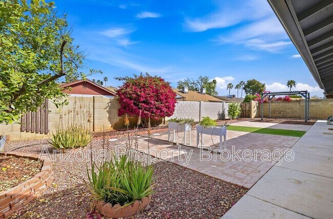 Building Photo - 1704 E Bell De Mar Dr