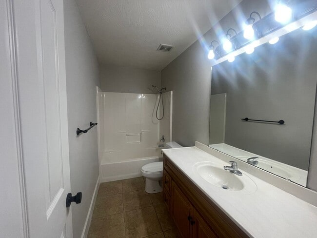 Building Photo - 3 Bedroom Home in Nixa Schools!