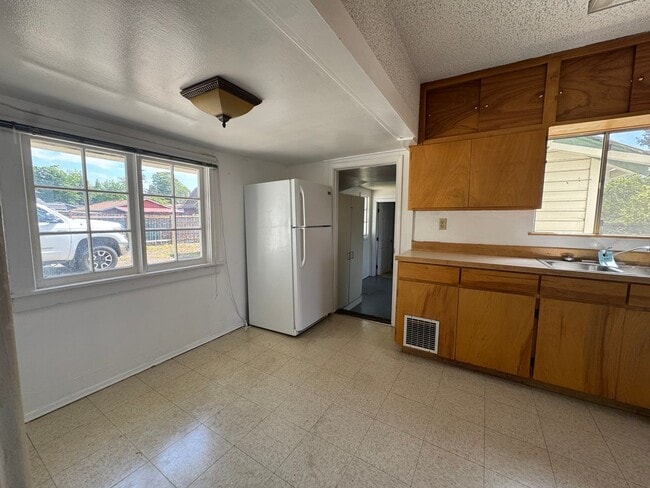 Building Photo - Quaint home in Hucrest