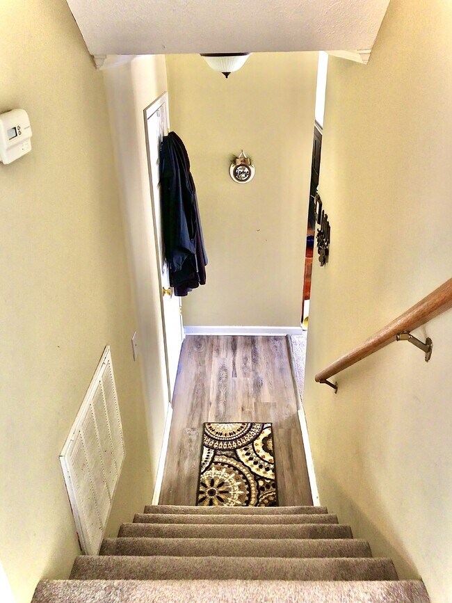 Building Photo - COMING SOON... Split-Level 3Bed/2Bath in H...