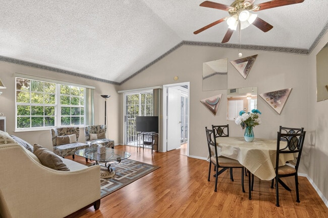 Building Photo - 1606 SE Green Acres Cir