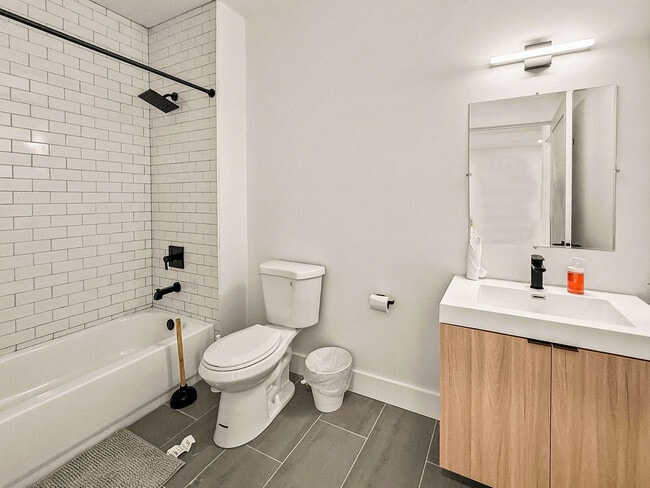 Building Photo - 2400 E Huntingdon St