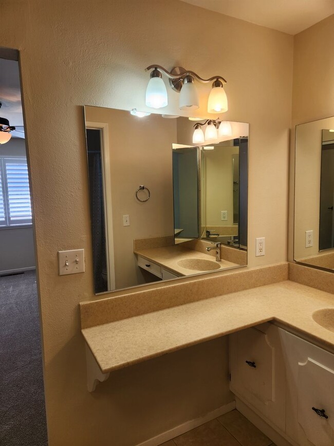 Building Photo - Very nice 2 Bd, 2 Bath Triplex w/yard in OAKMONT - Oakmont is a senior community.