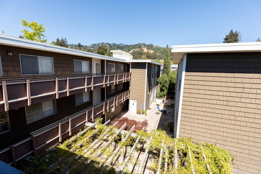 Building Photo - Elmwood 2 bed 1 bath condo great location