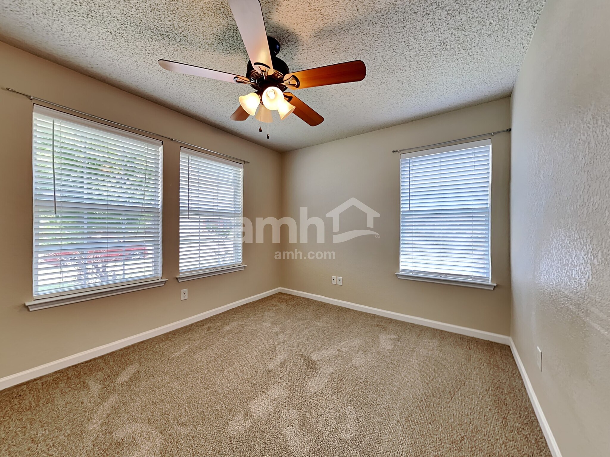 Building Photo - 955 Aaron Dr