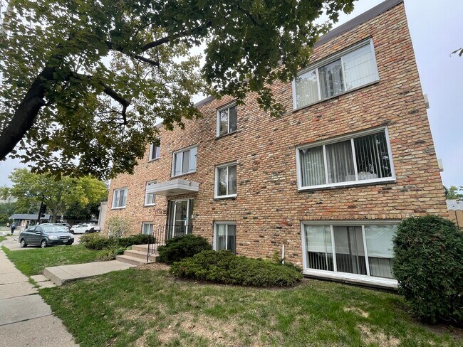 Primary Photo - Longfellow Top Floor Apartment, Blocks Fro...