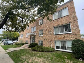 Building Photo - Longfellow Top Floor Apartment, Blocks Fro...