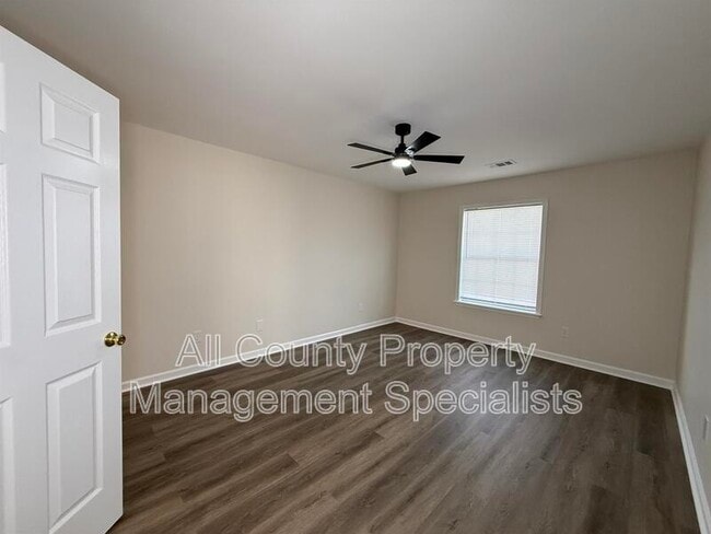 Building Photo - 122 Hounds Ct S
