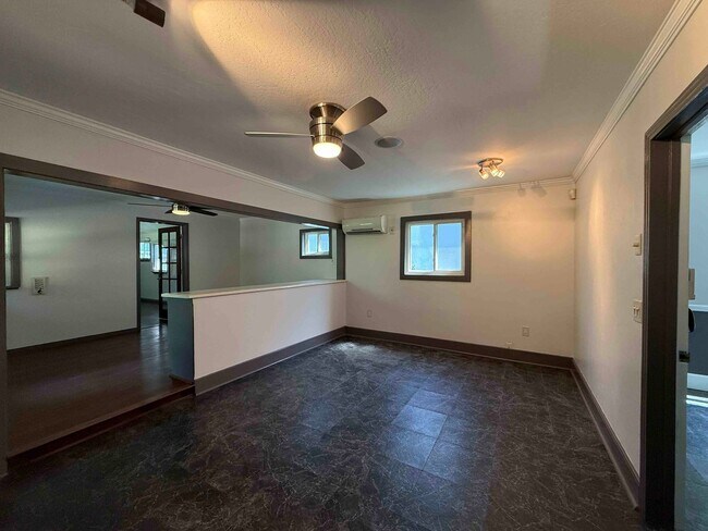 Building Photo - Charming Land Park 2 Bedroom