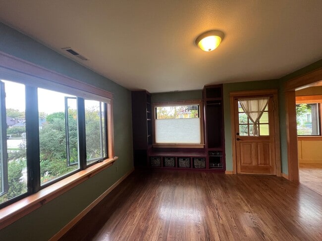 Building Photo - Cozy 2 Bedroom in Charming Everett Neighbo...