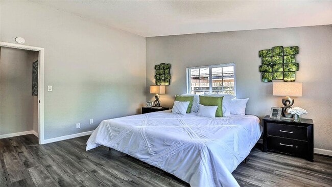 Building Photo - 1090 Walnut Woods Ct